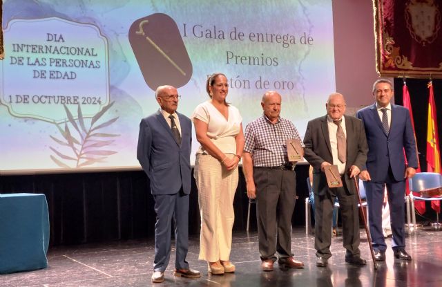 El alcantarillero Francisco Almela Navarro y el Centro de Mayores de Campoamor reciben los premios Bastón de Oro