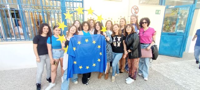 Alumnos del IES Sanje animan a votar en las elecciones europeas