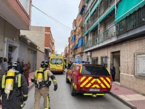 Bomberos han apagado el incendio que ha calcinado por completo un piso en Alcantarilla