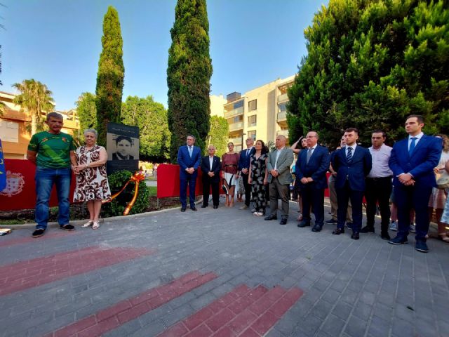 El Ayuntamiento instala un monolito en recuerdo a Miguel Ángel Blanco en la plaza que lleva su nombre