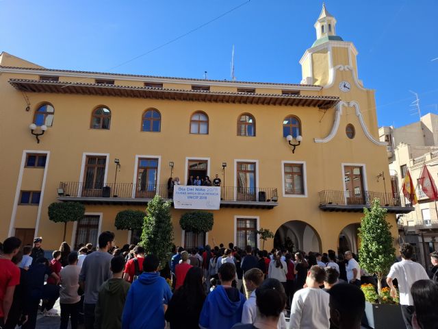 Alcantarilla celebra el Día Universal de la Infancia con una marcha solidaria y un mural en el Parque de Educación Vial